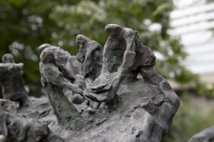 Dettaglio del monumento in bronzo ai costruttori di Nova Gorica, raffigurante un gruppo di operai al lavoro.