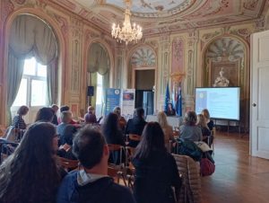 I partecipanti seguono una presentazione sull’accessibilità digitale nella sala del Museo di Storia Contemporanea della Slovenia.