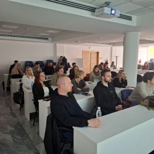 I partecipanti a una formazione di base sull’accessibilità digitale a Lubiana seguono una lezione in un’aula moderna.