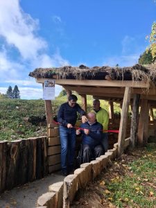 Dane Kastelic e Igor Miljavec tagliano il nastro rosso durante l’inaugurazione della trincea restaurata sul Kolovrat.