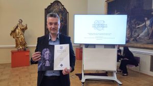 David Kožuh tiene in mano il riconoscimento «Valvasorjev nagelj 2026».
